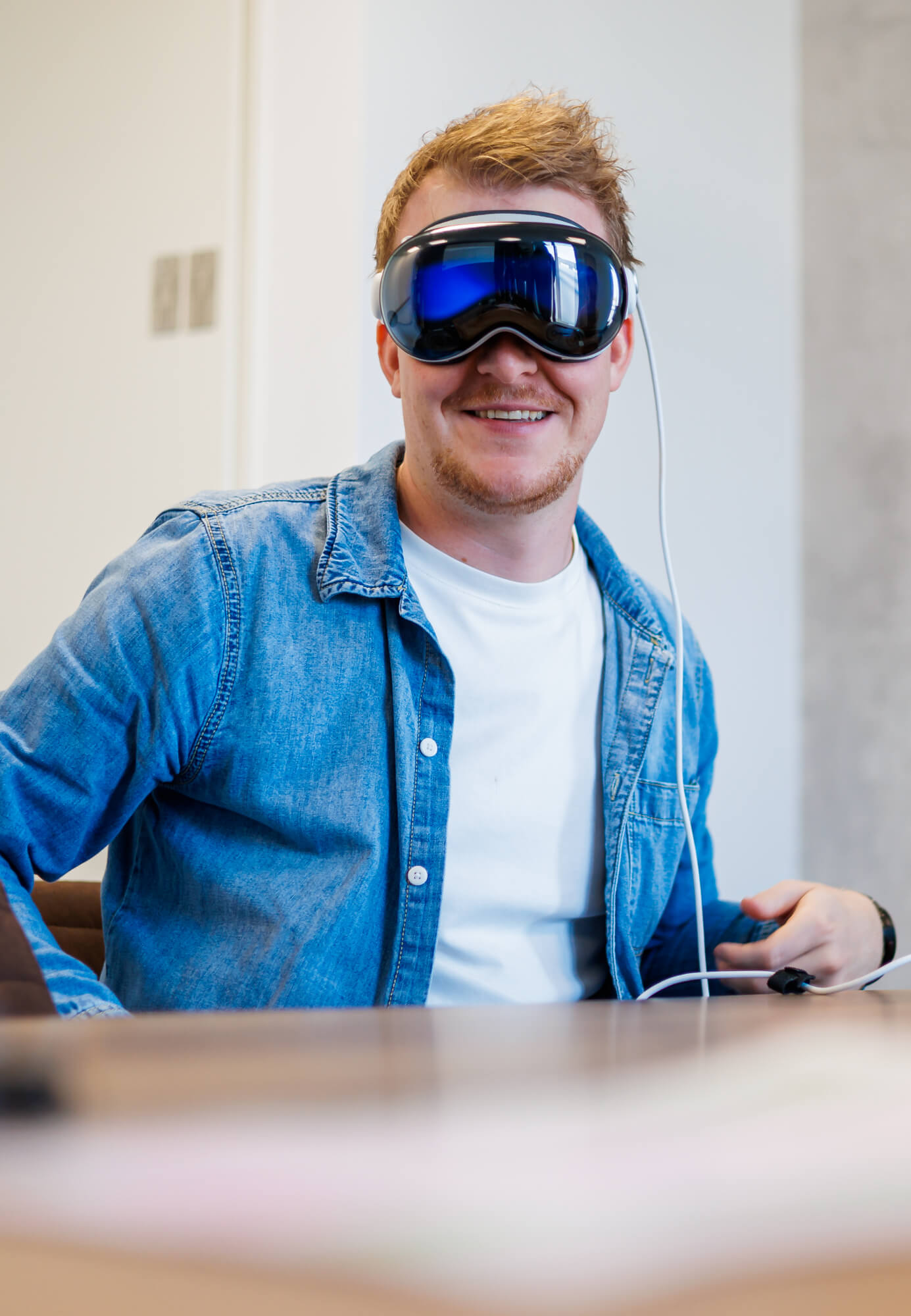Foto van Tijn Kanters met de Apple Vision Pro